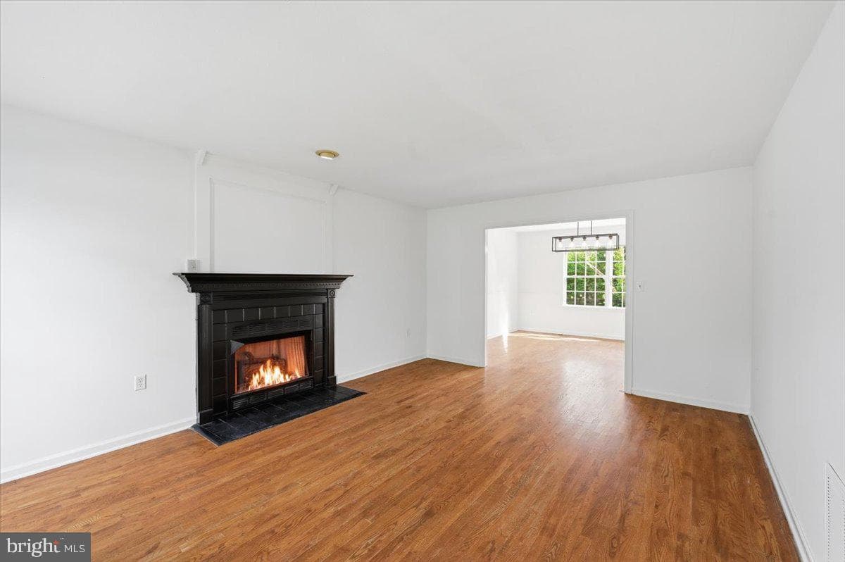 102 Romney Place photo 9