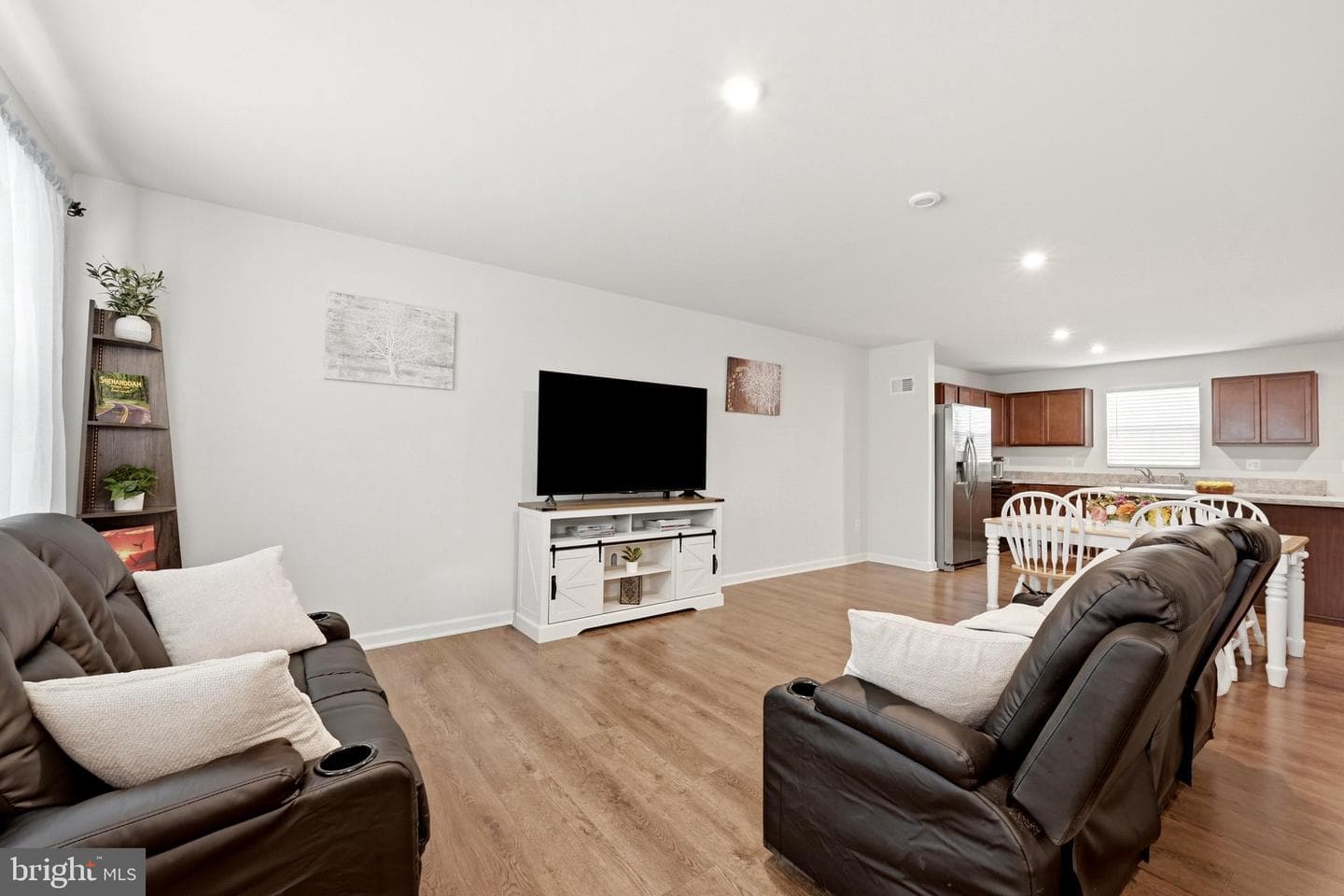 154 Dursley Circle photo 4