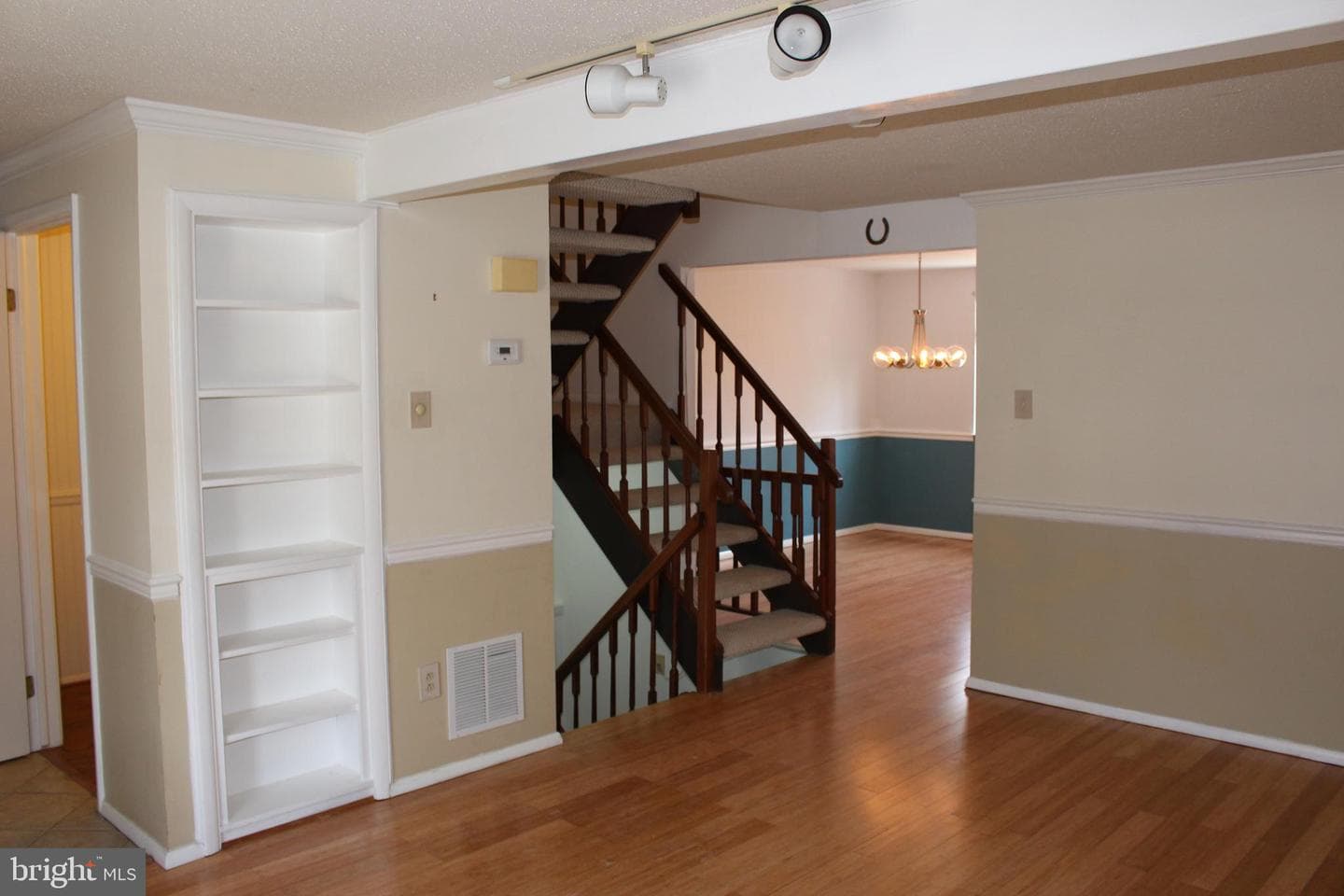 6827 Heatherway Court photo 5