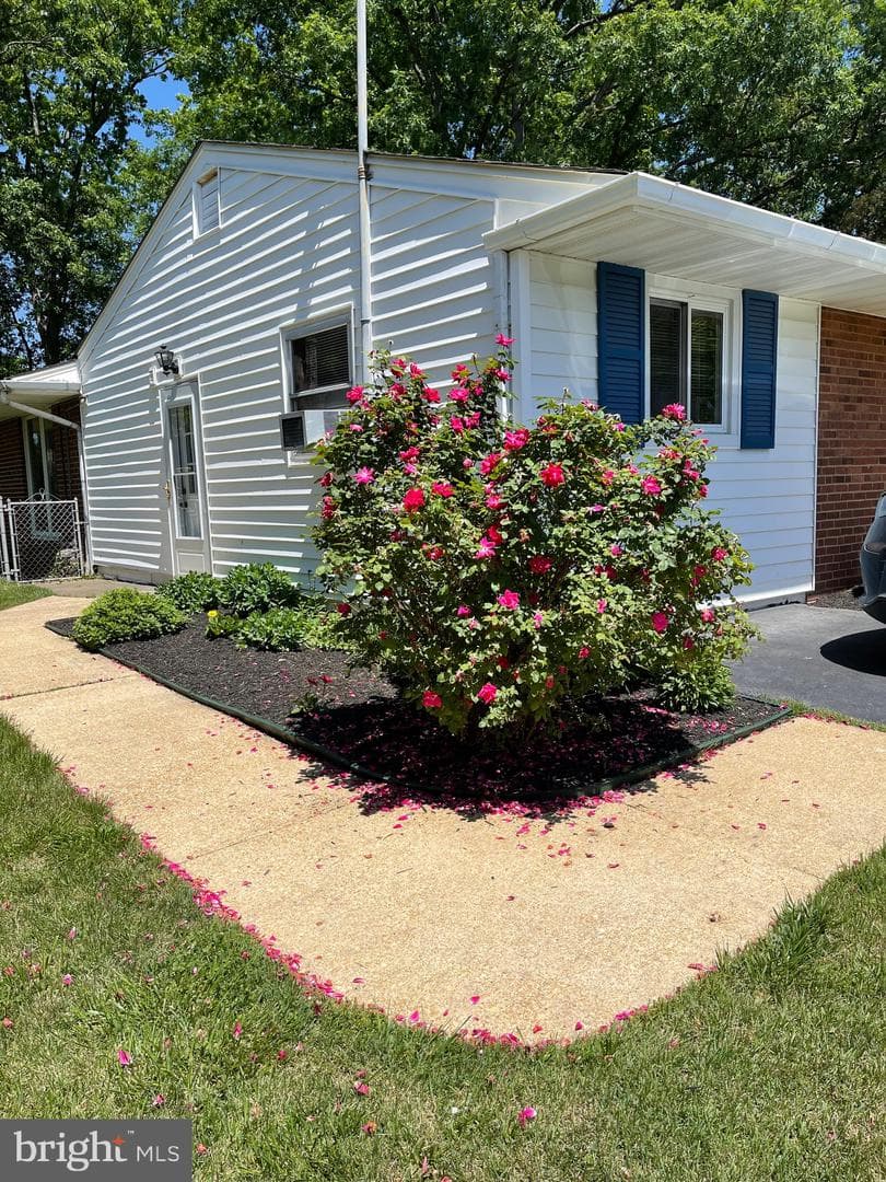 6904 Constance Drive photo 4