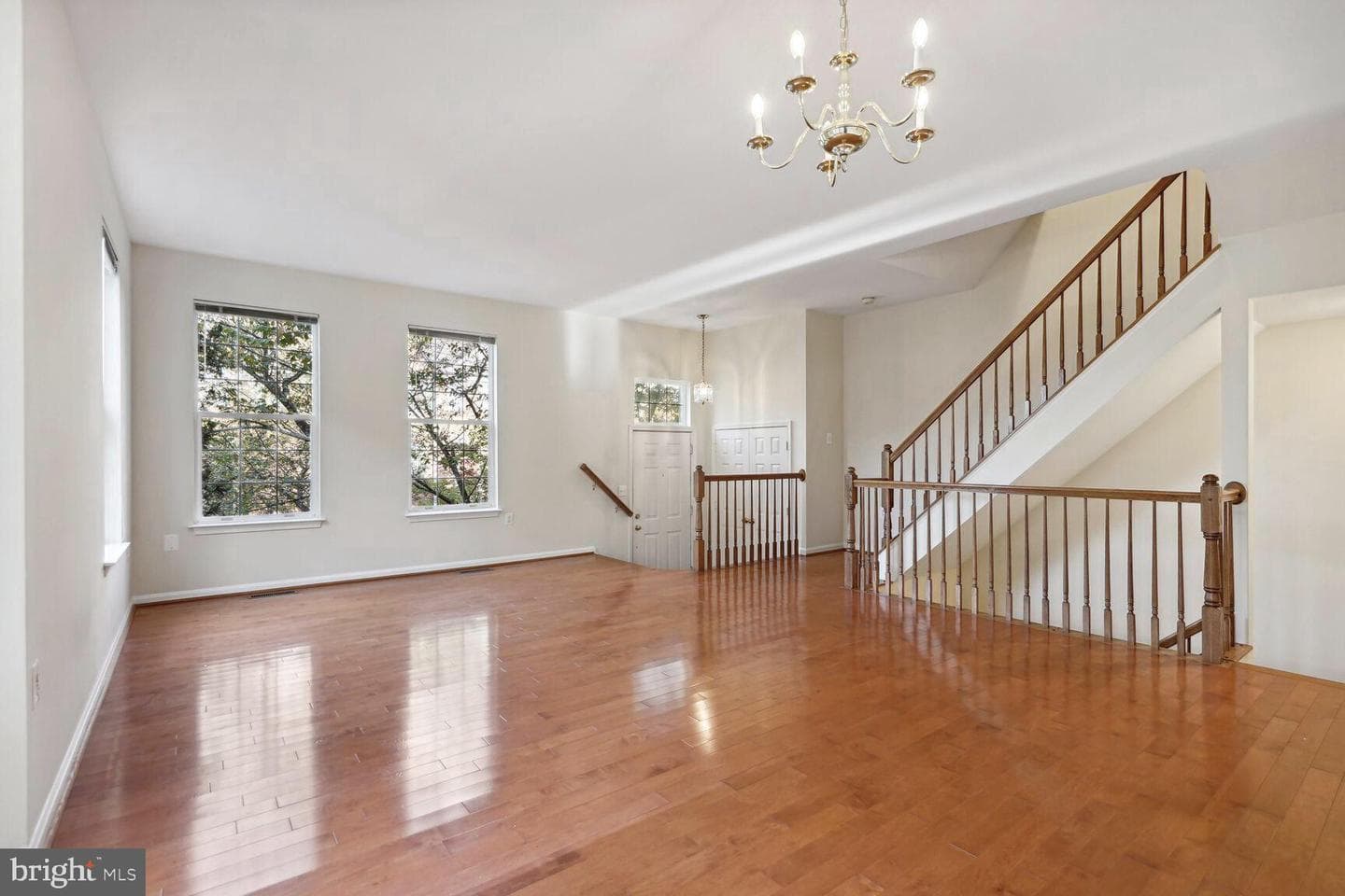 2817 Roesh Way photo 4