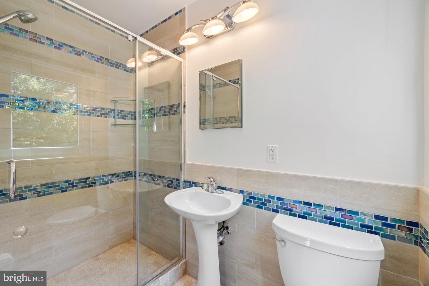 1640 Irvin photo 24