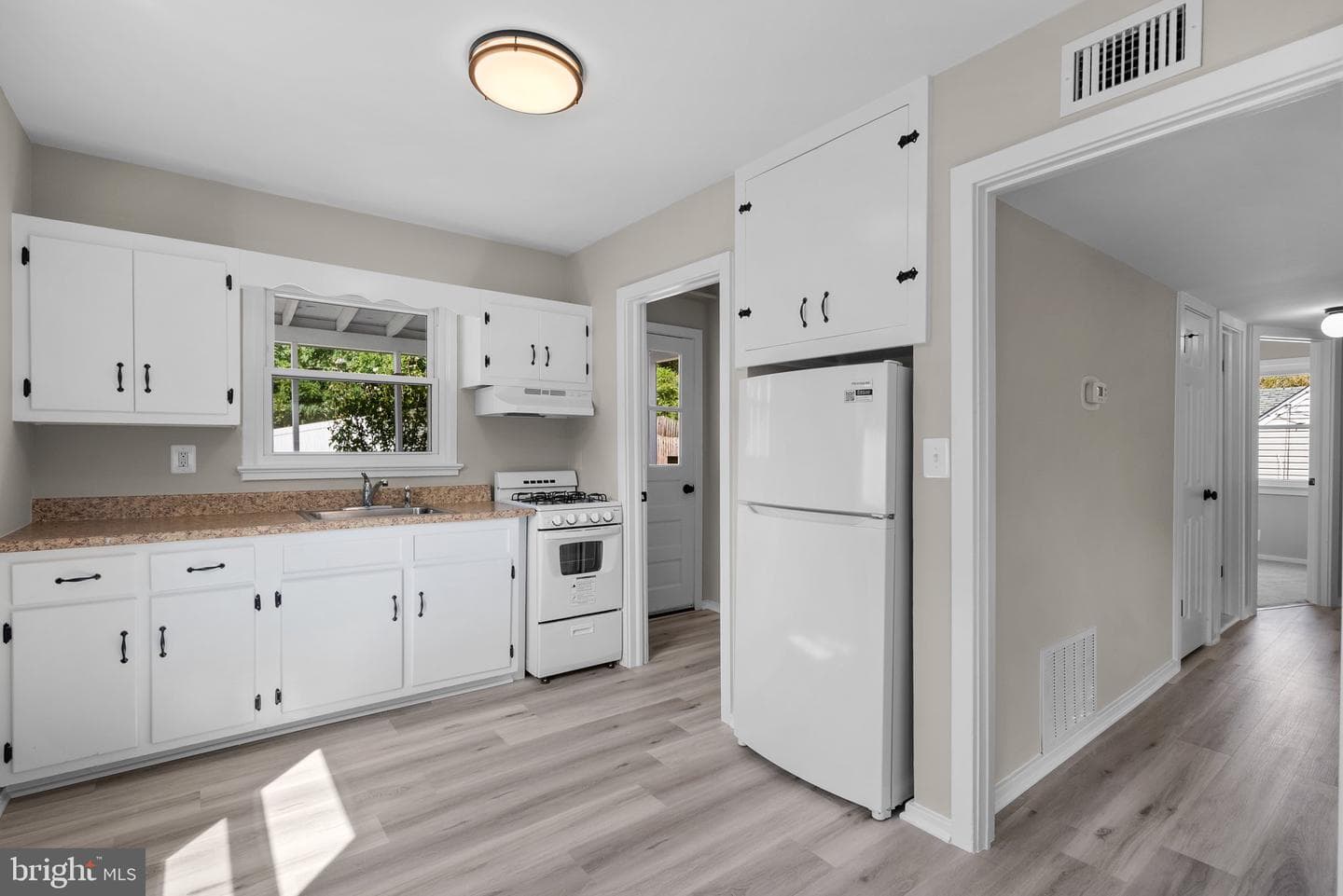 5652 Kathryn Street photo 9