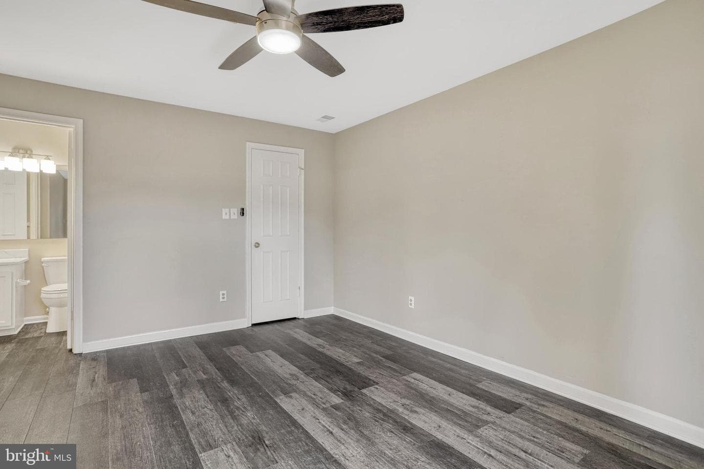 6090 Essex House Square photo 10
