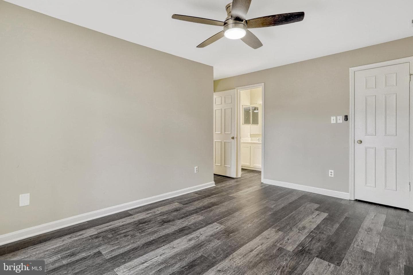 6090 Essex House Square photo 11