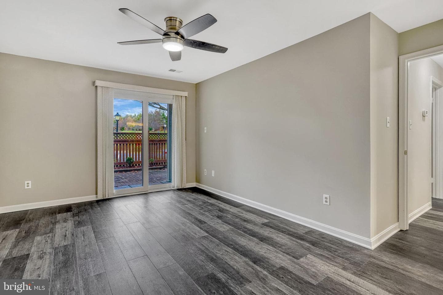 6090 Essex House Square photo 12