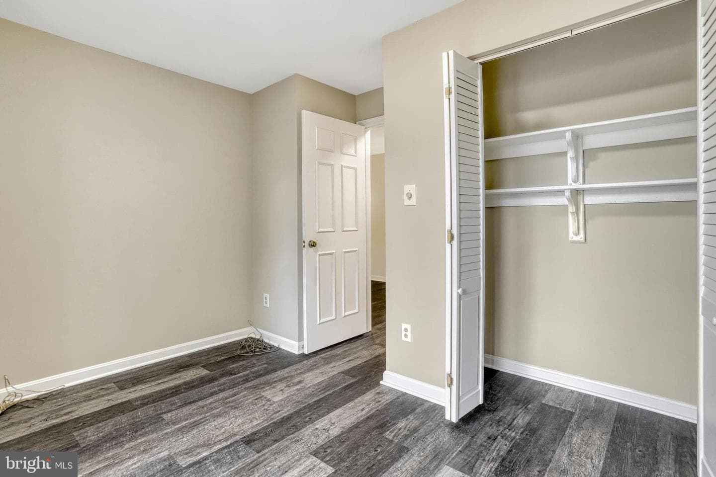 6090 Essex House Square photo 14