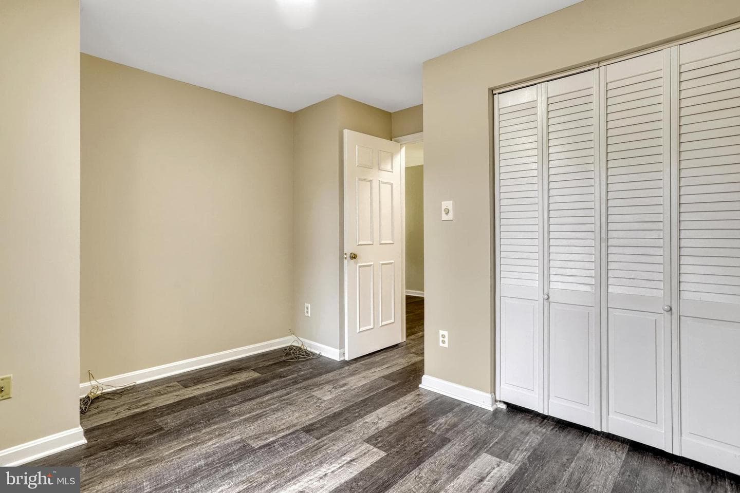 6090 Essex House Square photo 16