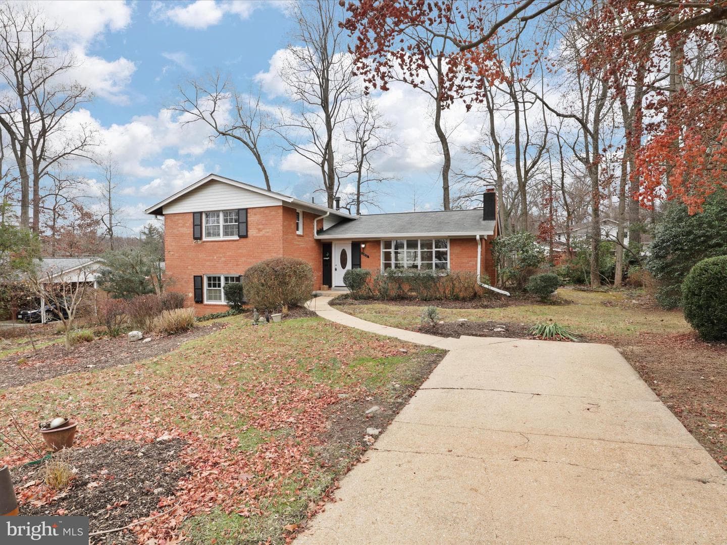 6815 Maplecrest Drive photo 3