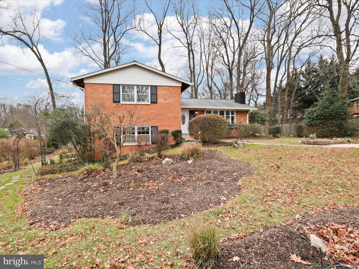 6815 Maplecrest Drive photo 5