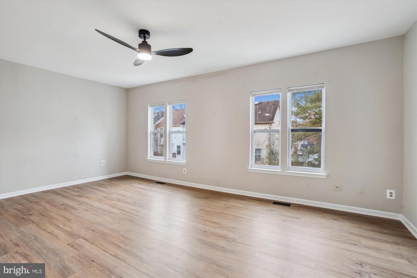 5492 Stavendish Street photo 8