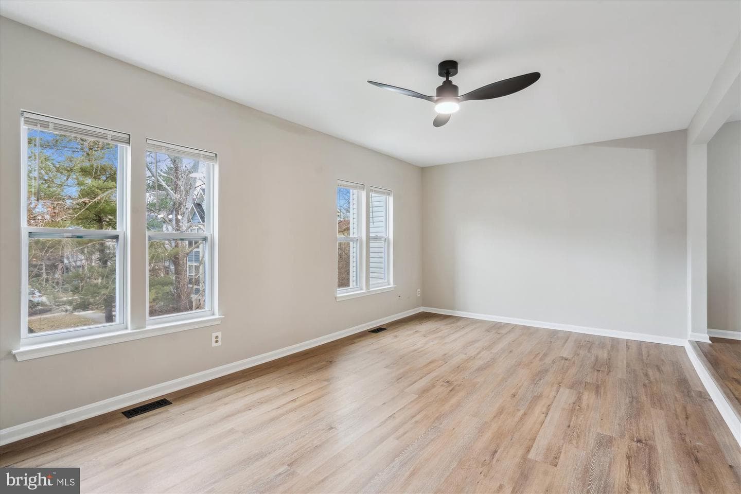 5492 Stavendish Street photo 9