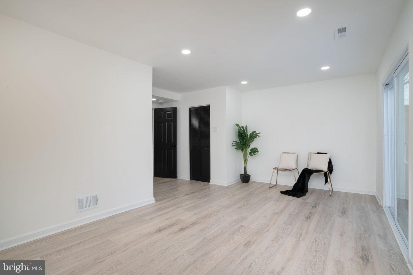 1033 Kings Court photo 23