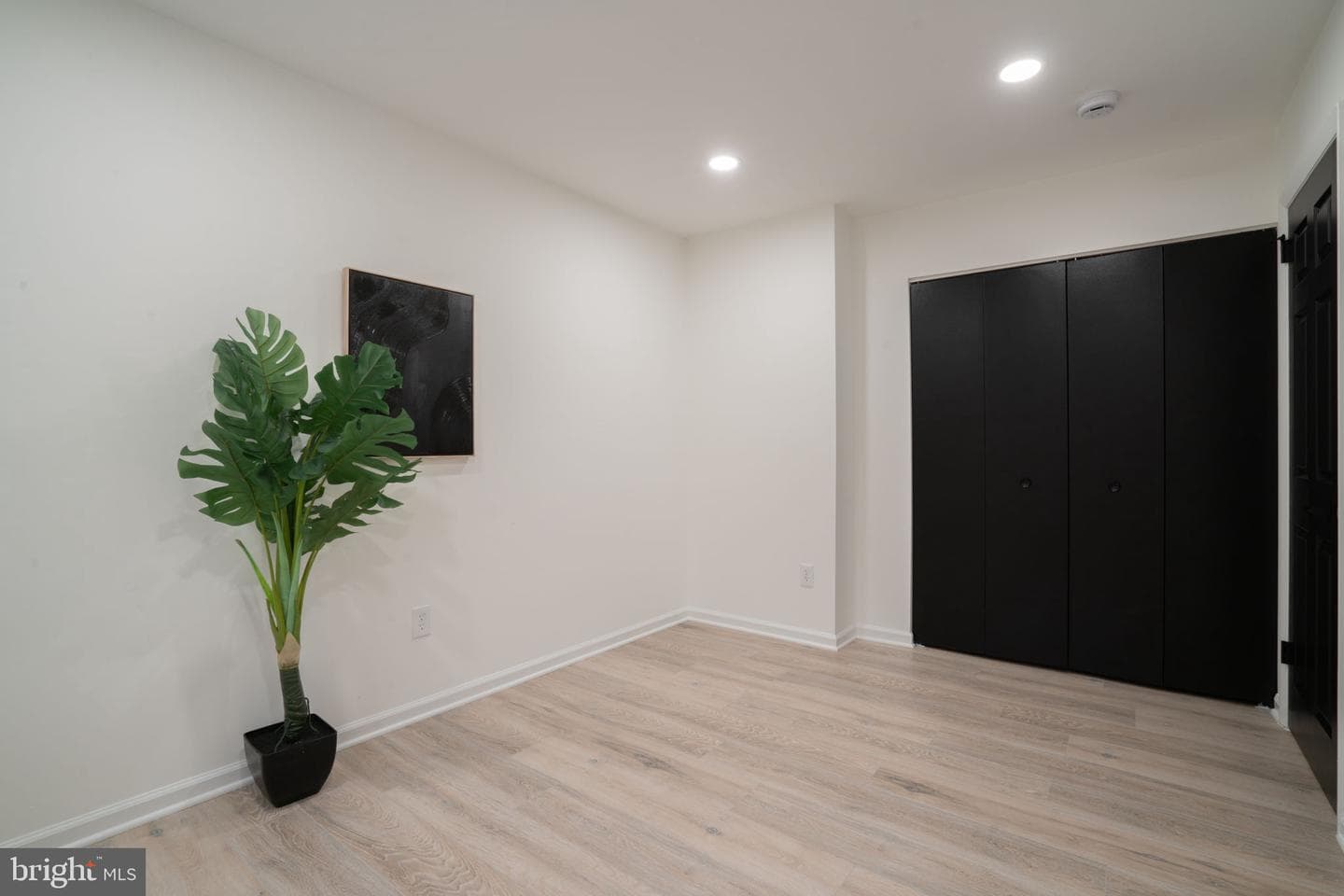 1033 Kings Court photo 24