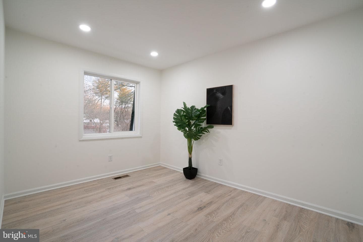 1033 Kings Court photo 25