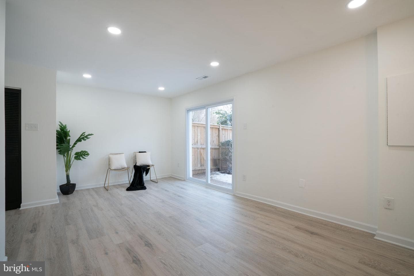 1033 Kings Court photo 30
