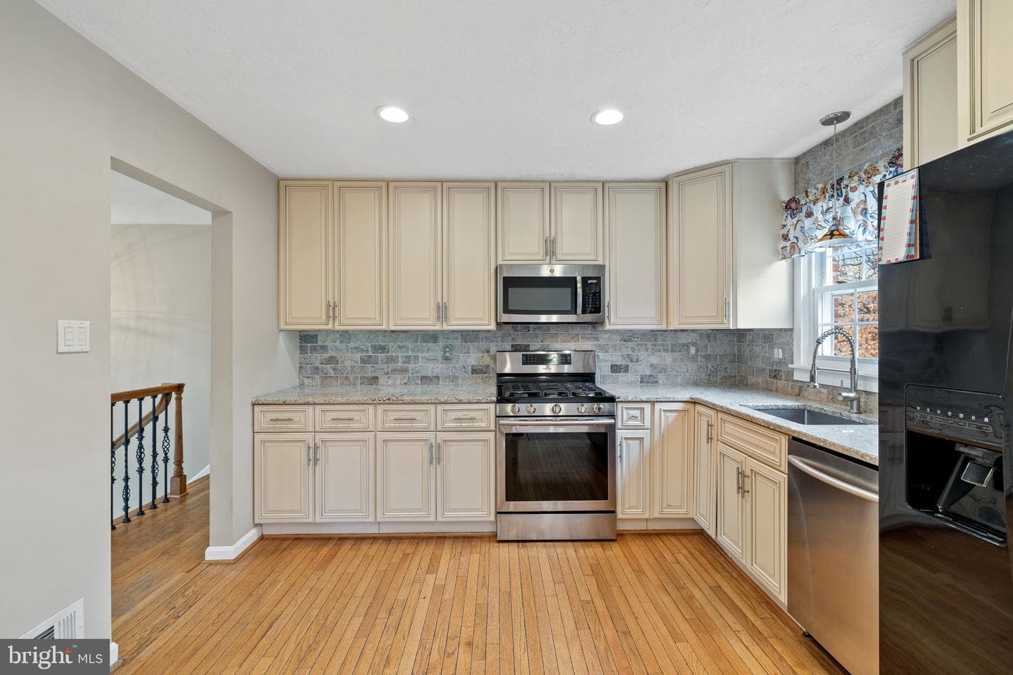 8116 Bard Street photo 4