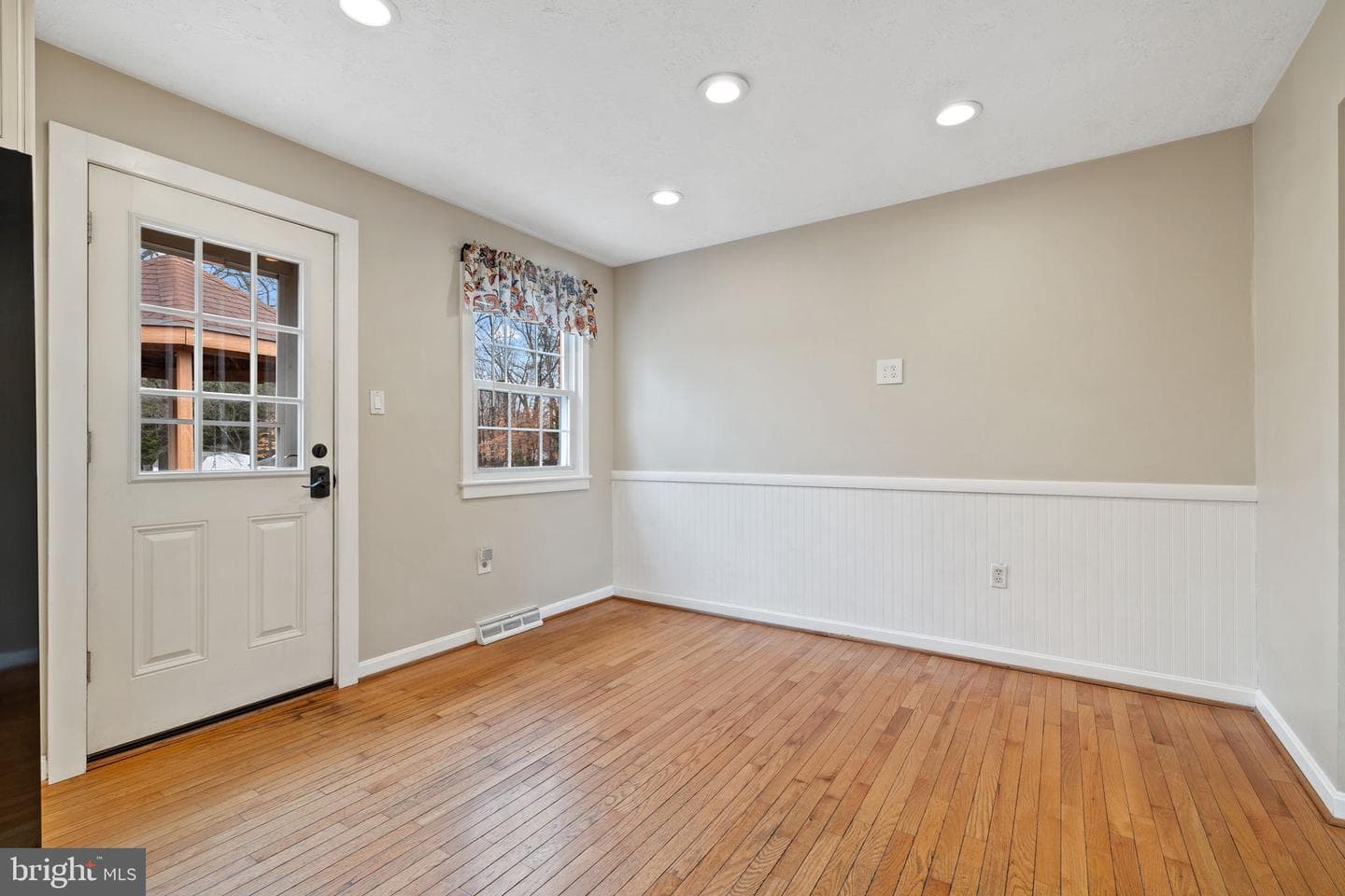 8116 Bard Street photo 9