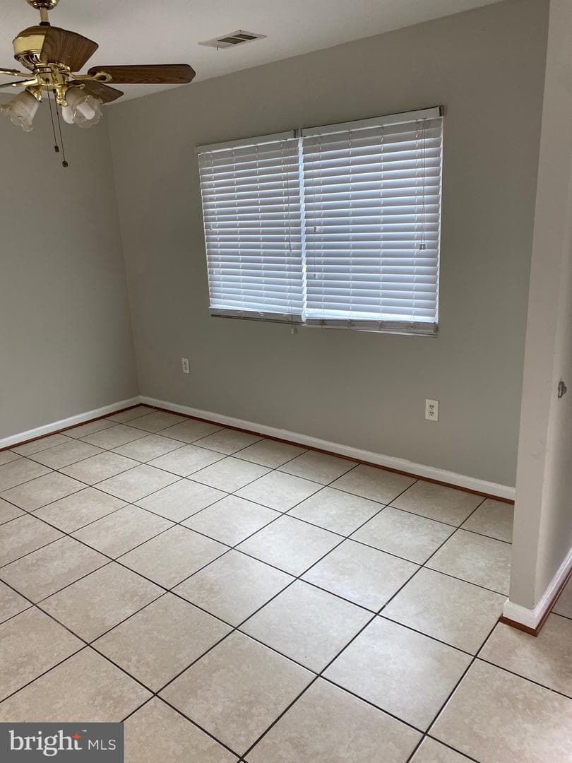 1005 Queens Court photo 3