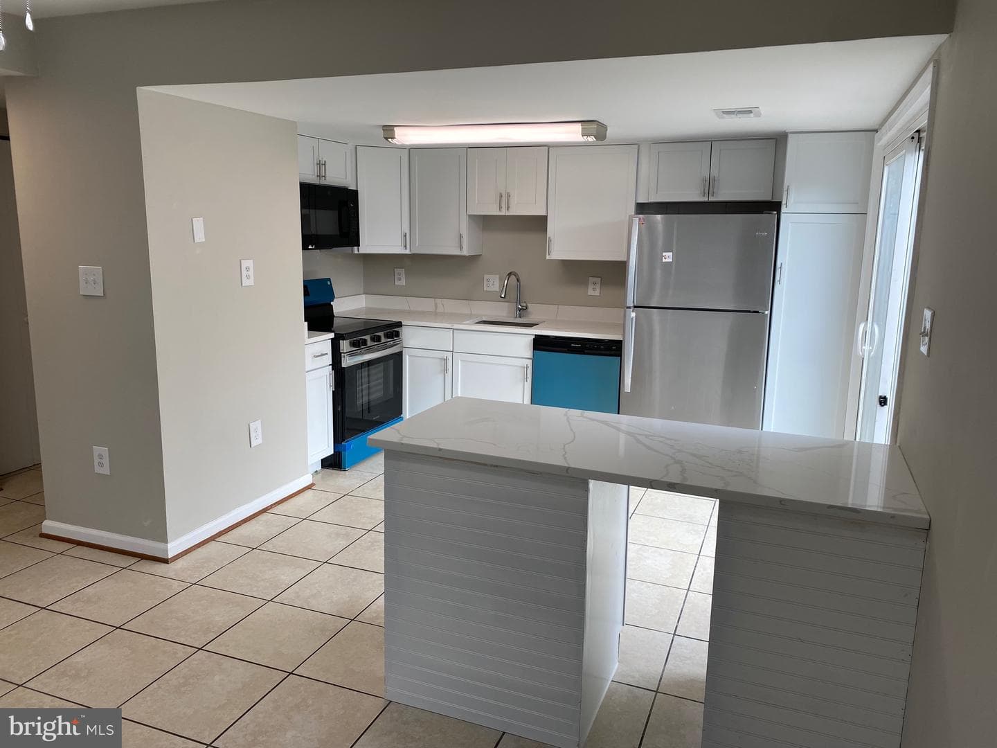 1005 Queens Court photo 4