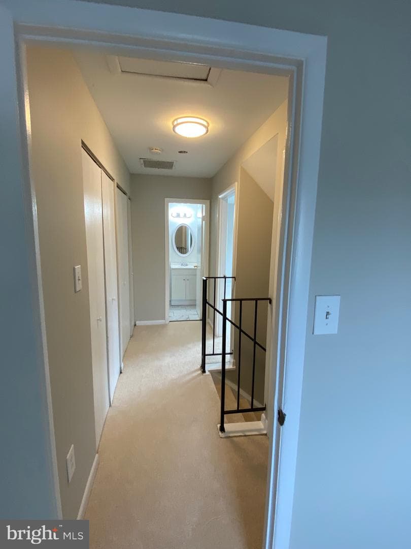 1005 Queens Court photo 7