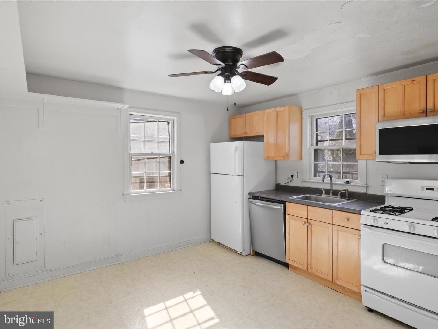 2834 Bolling Road photo 8