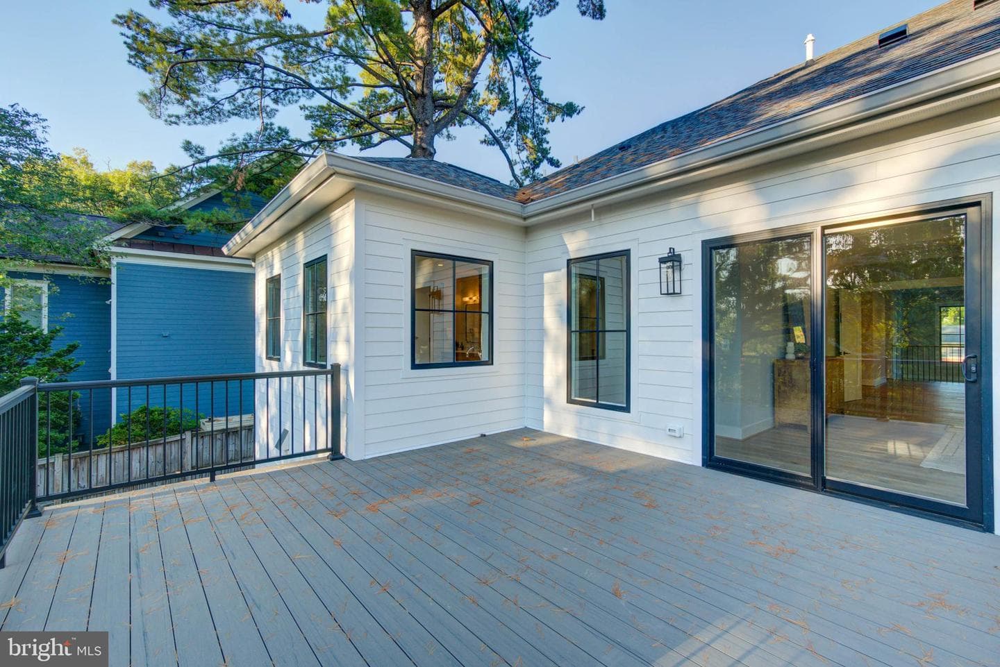1806 Dumbarton Street photo 39