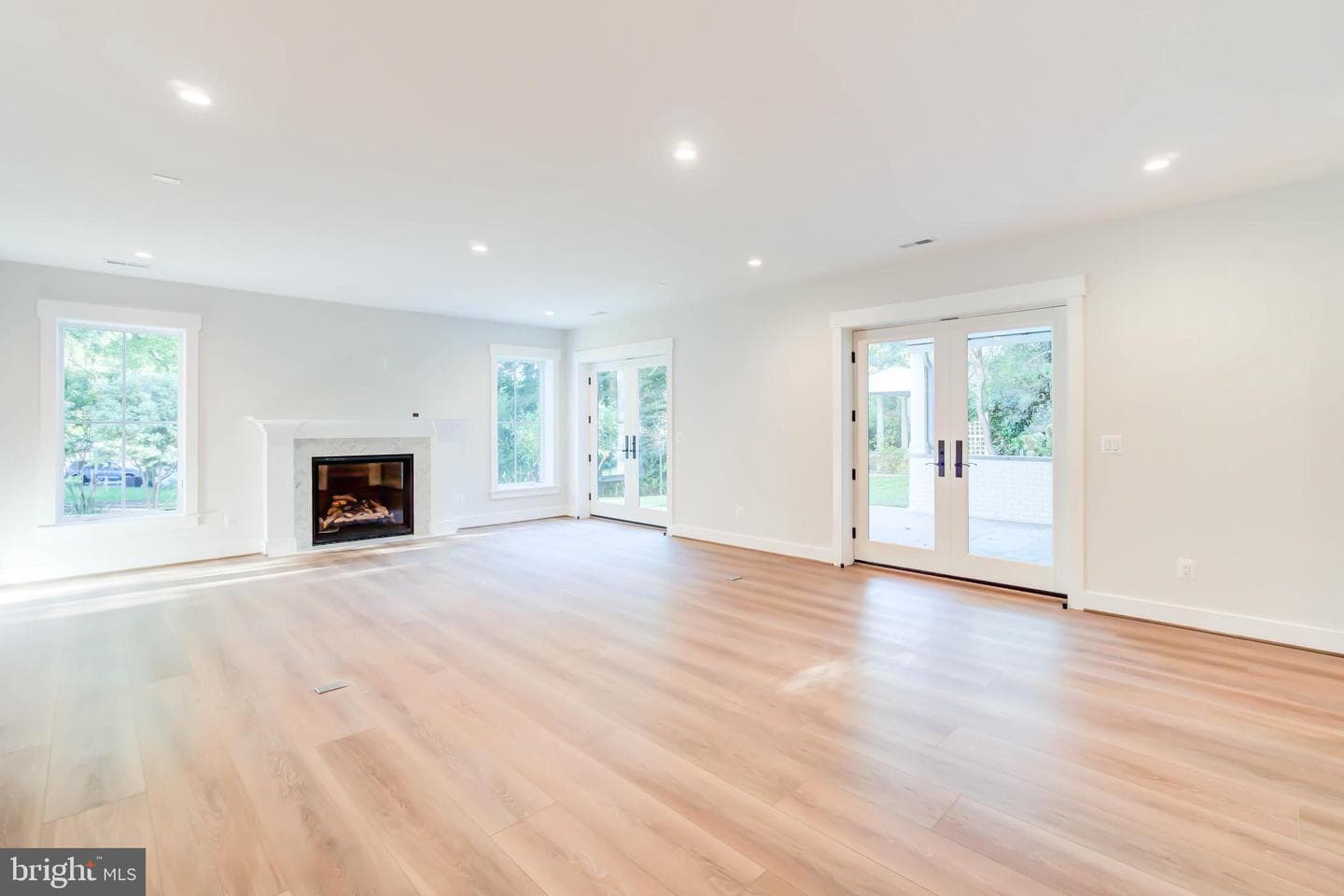 1806 Dumbarton Street photo 64