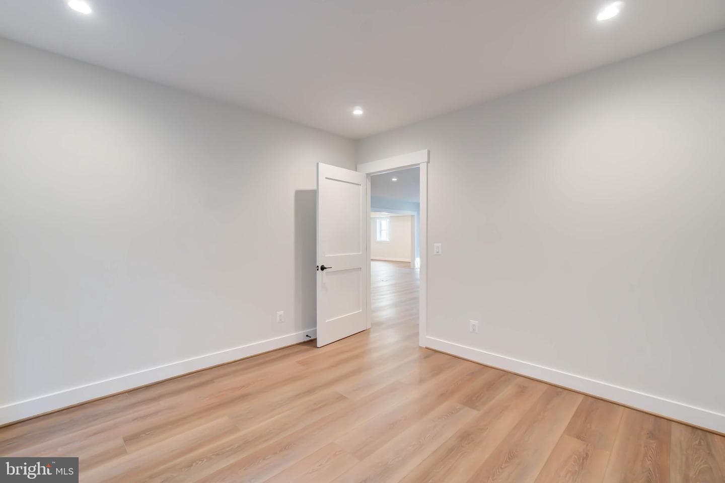 1806 Dumbarton Street photo 70