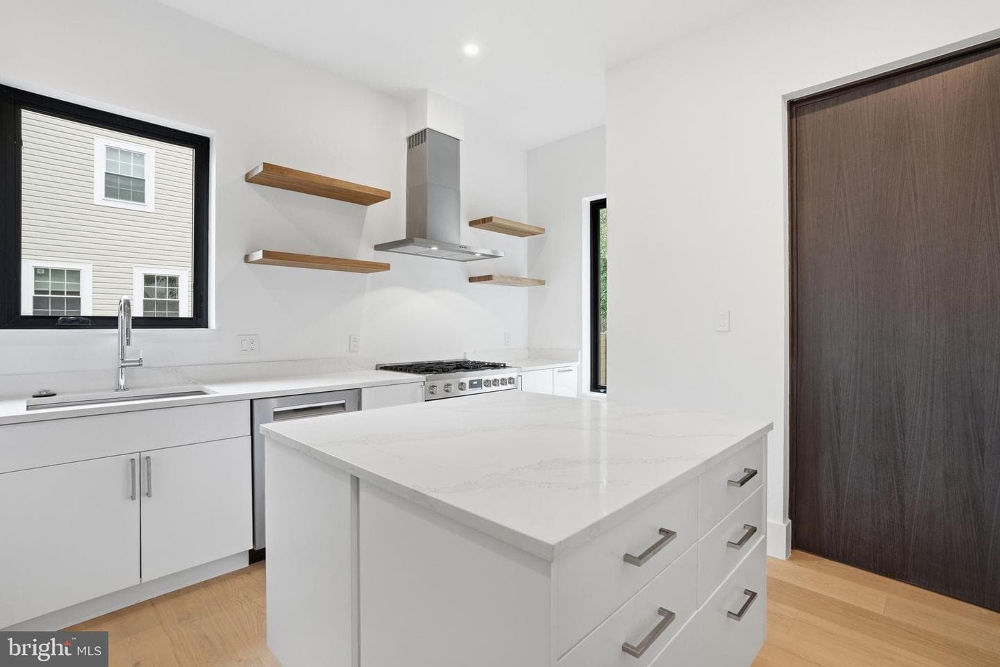 1747 Gilson Street photo 32