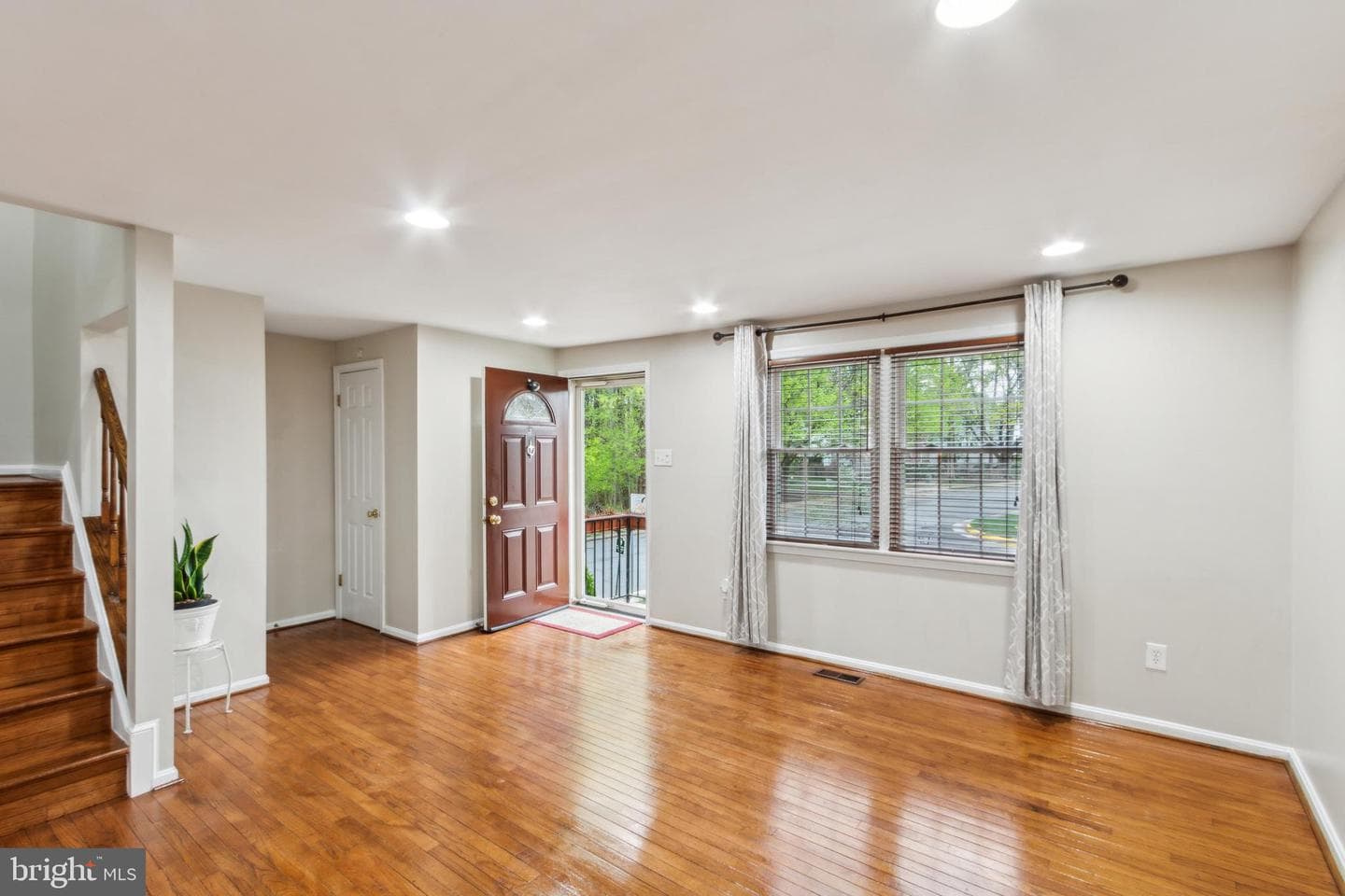 7449 Foxleigh Way photo 12
