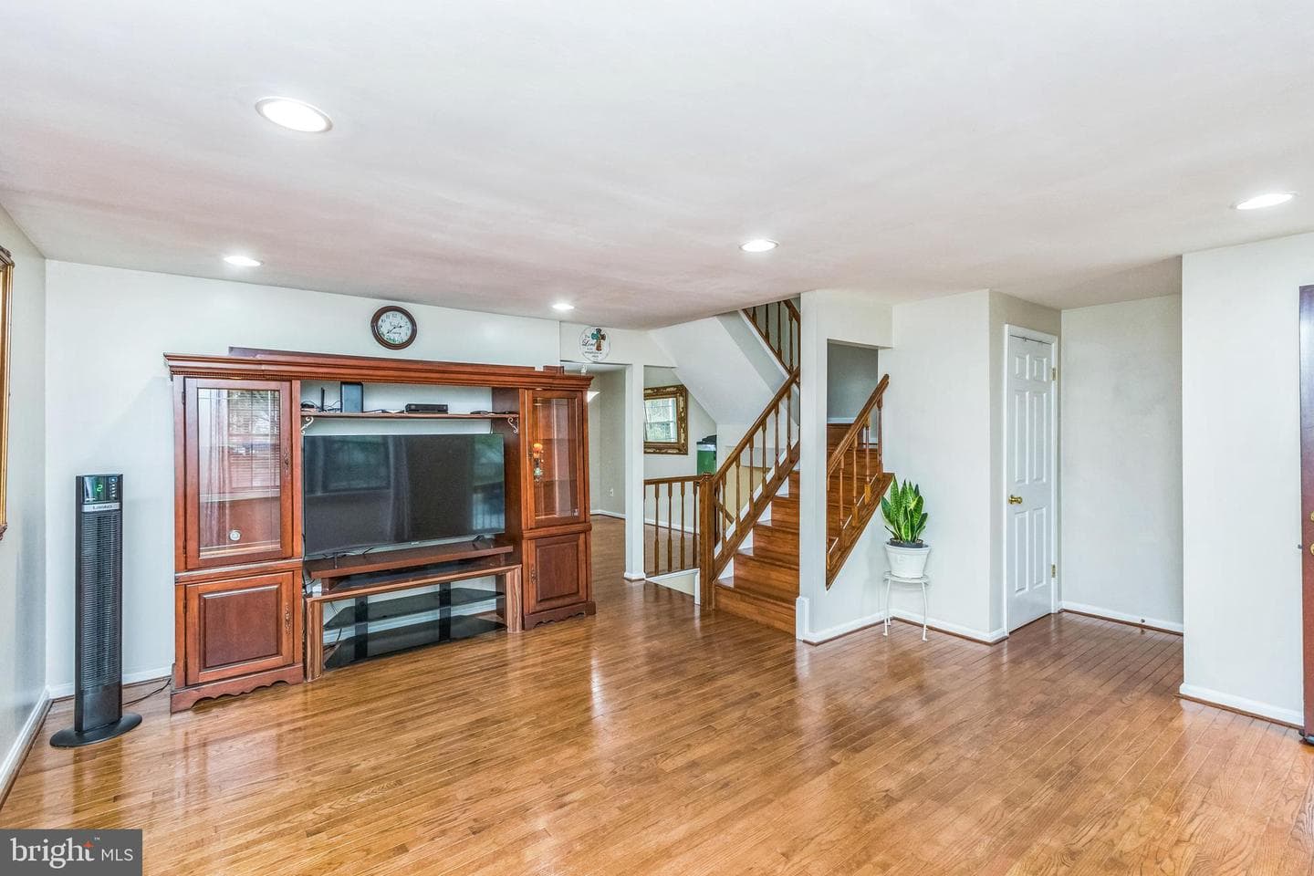 7449 Foxleigh Way photo 13