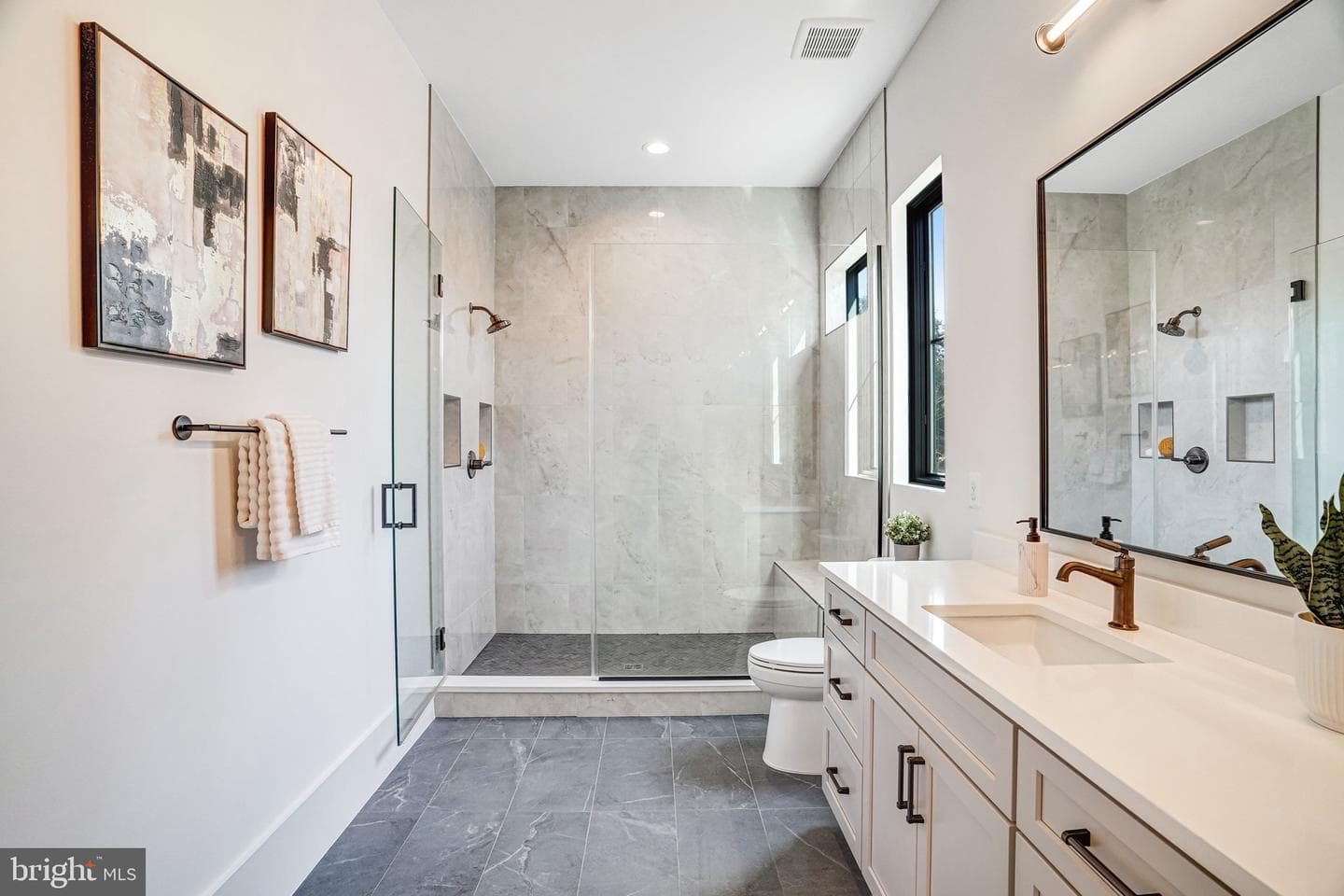 3946 N Dumbarton Street photo 32