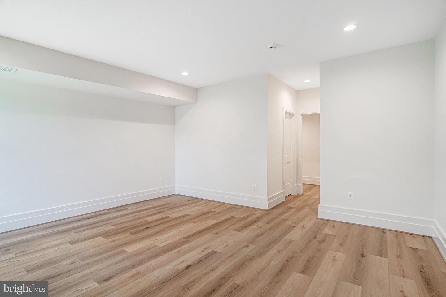 3946 N Dumbarton Street photo 63