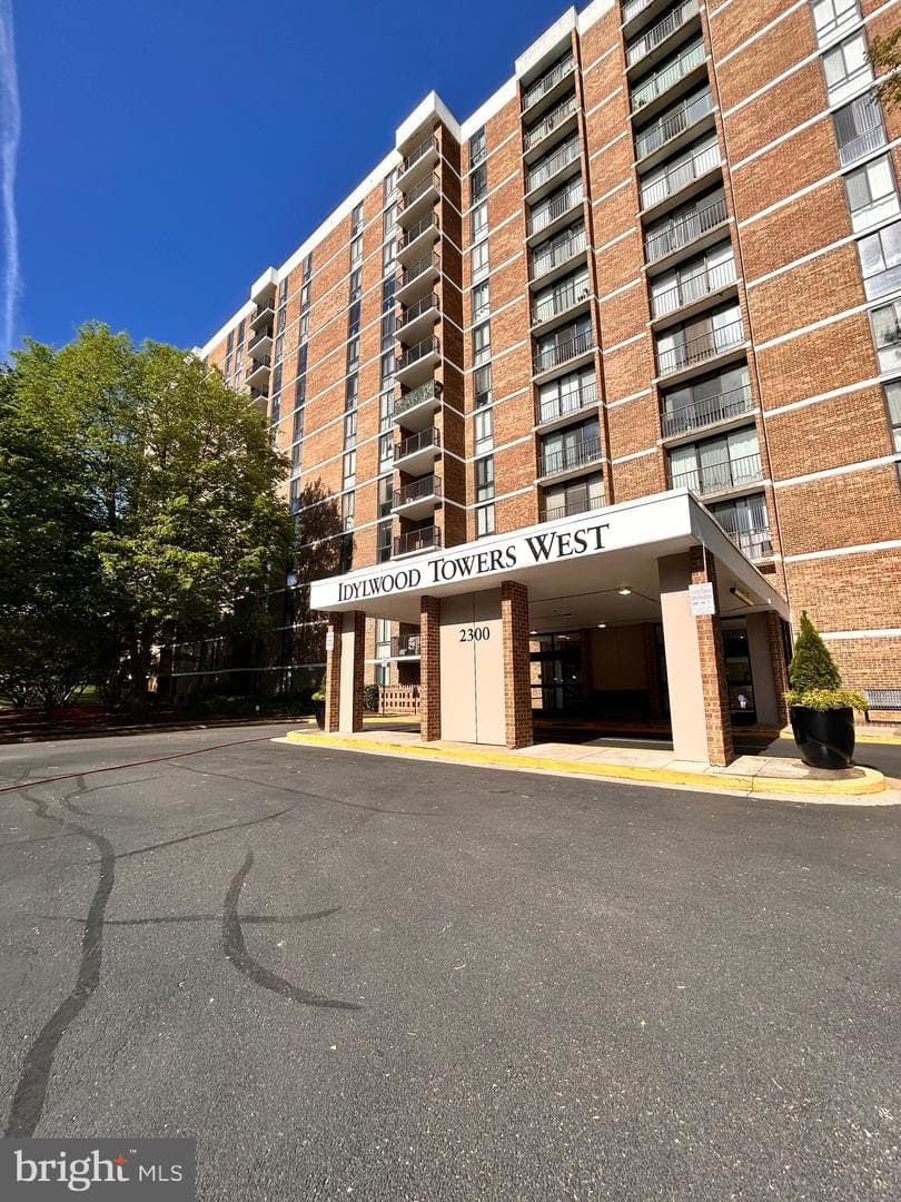 2300 Pimmit Drive #601
