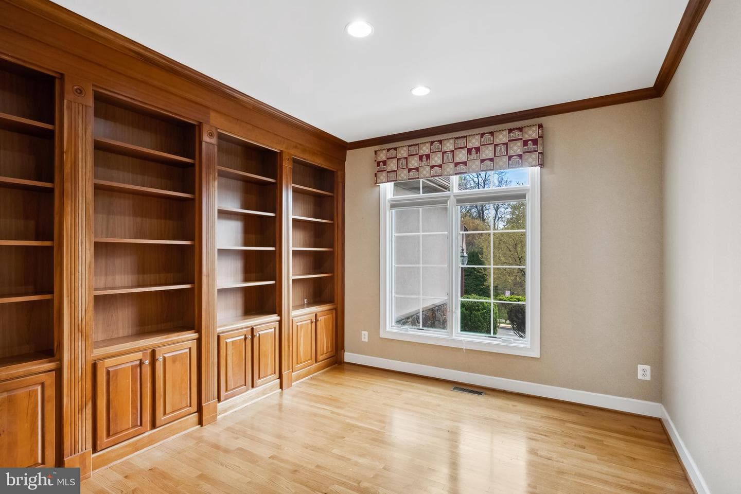 1546 Wellingham Court photo 36