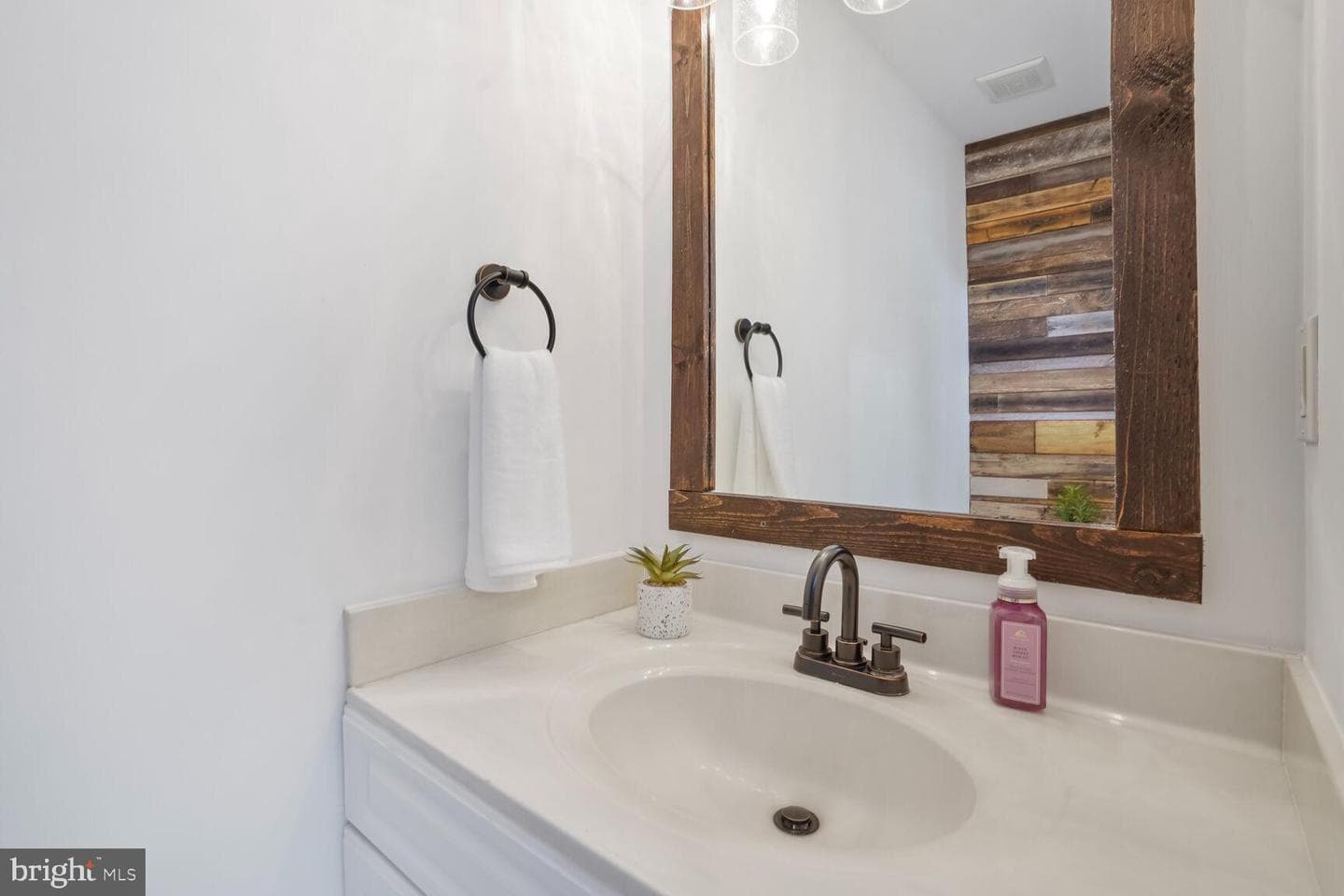 6033 Sweet Dale Court photo 4