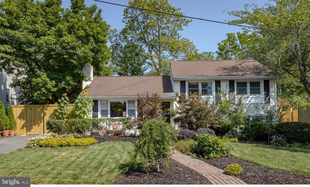 7024 Statendam Court photo 2