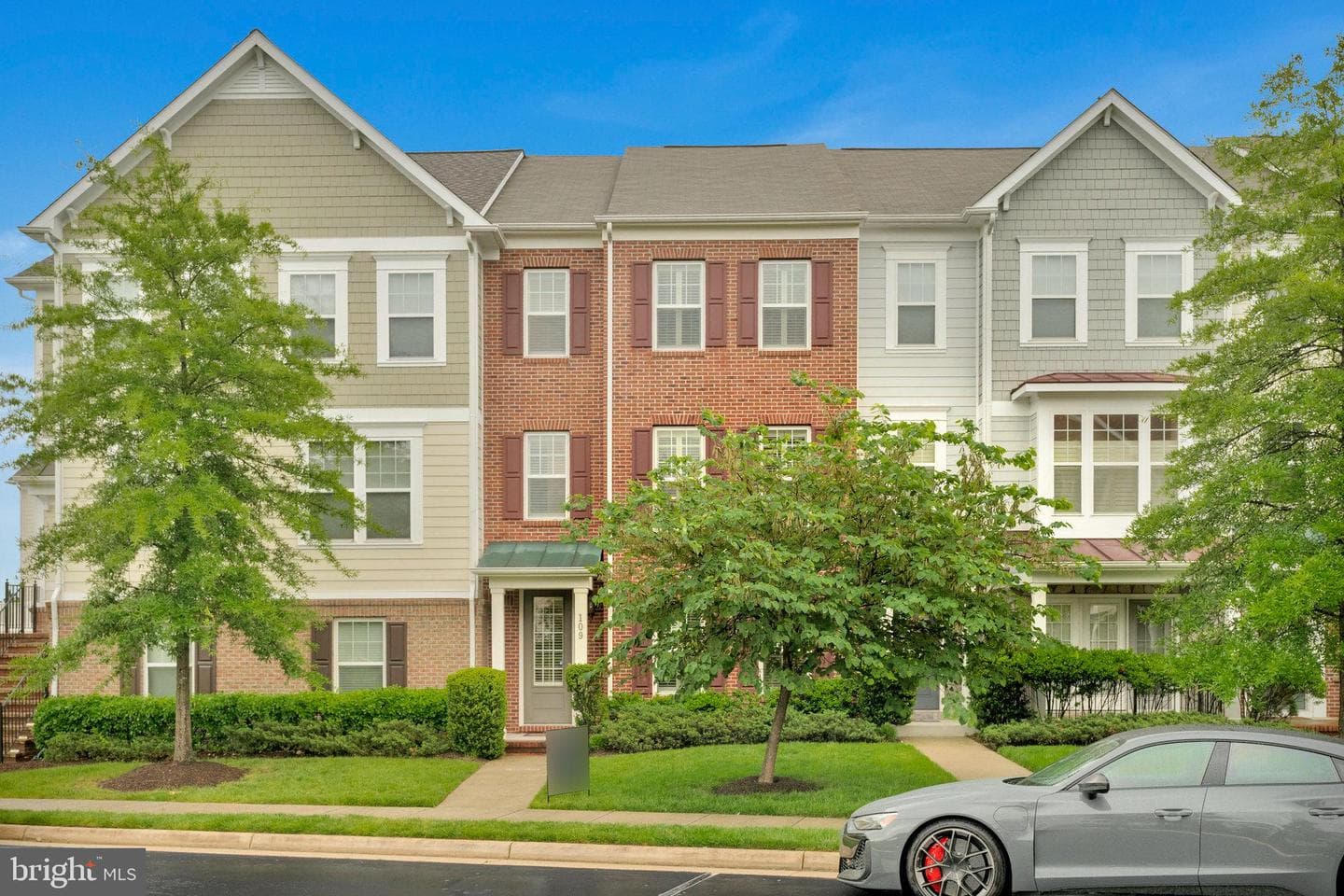 109 Anthem Avenue photo 2