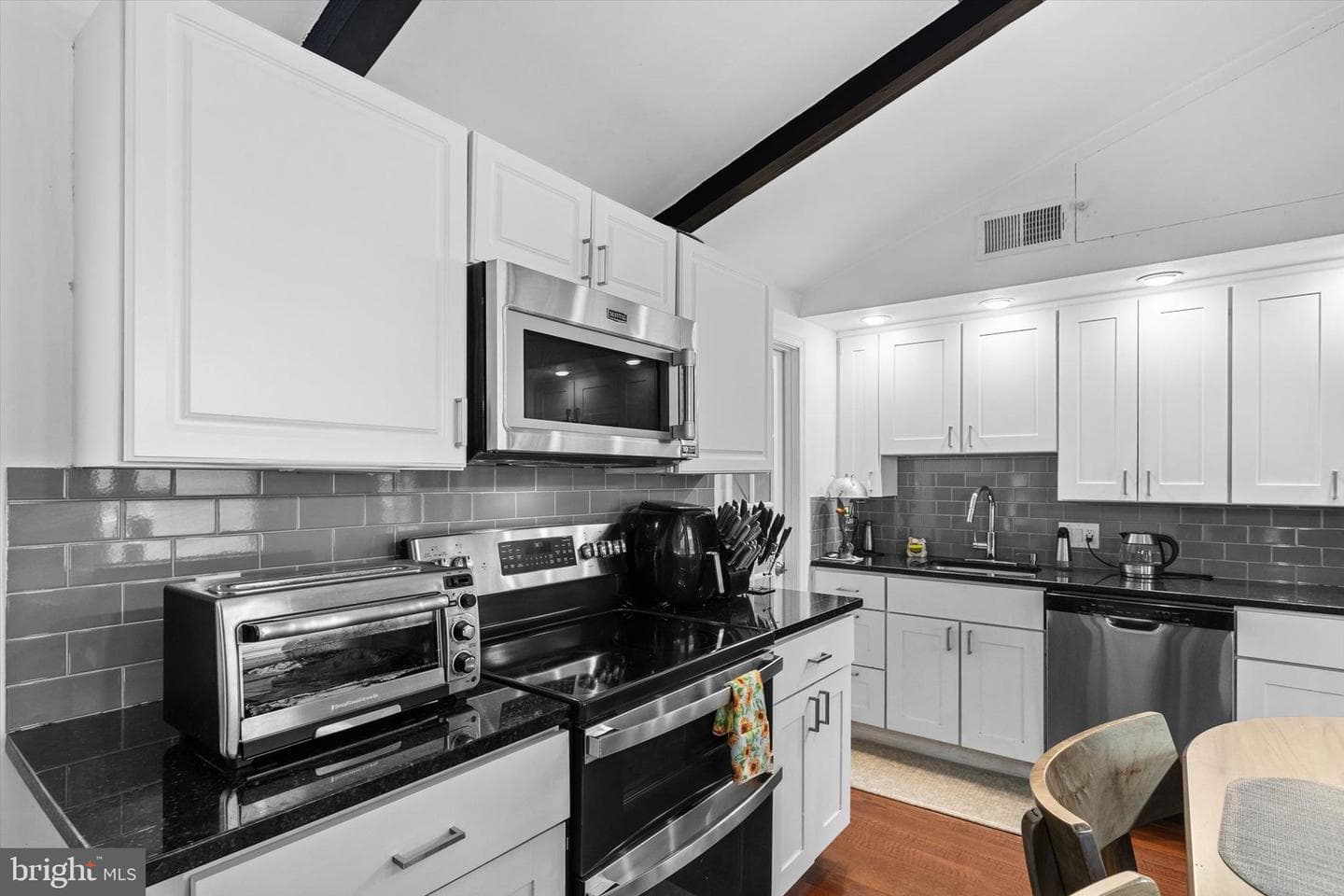 10412 Midway Lane photo 5