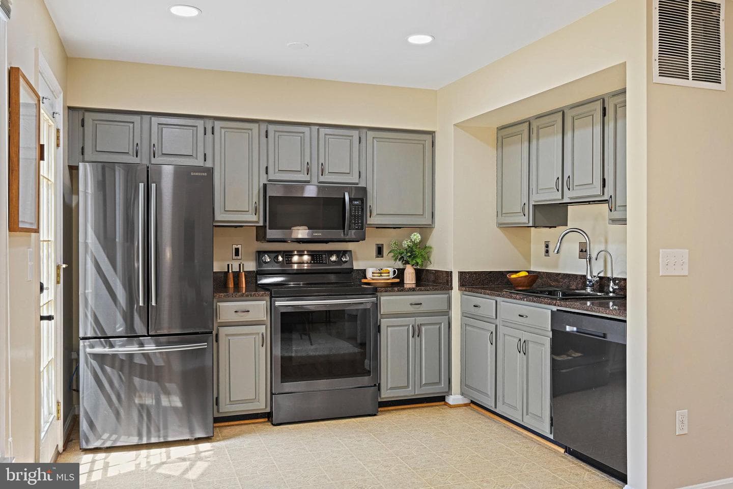 1205 Bond Street photo 12