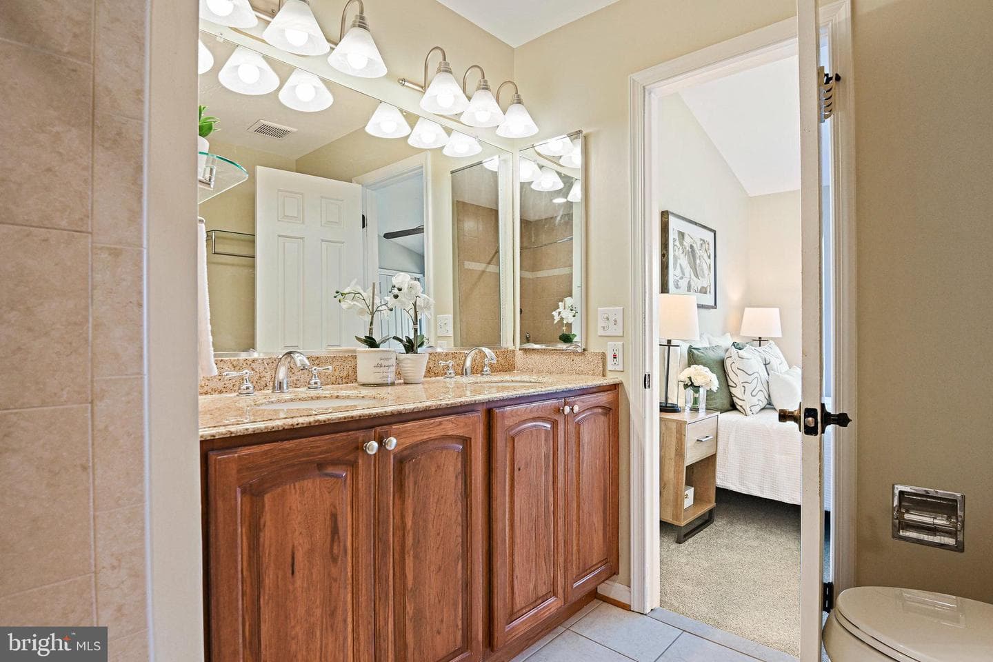 1205 Bond Street photo 24