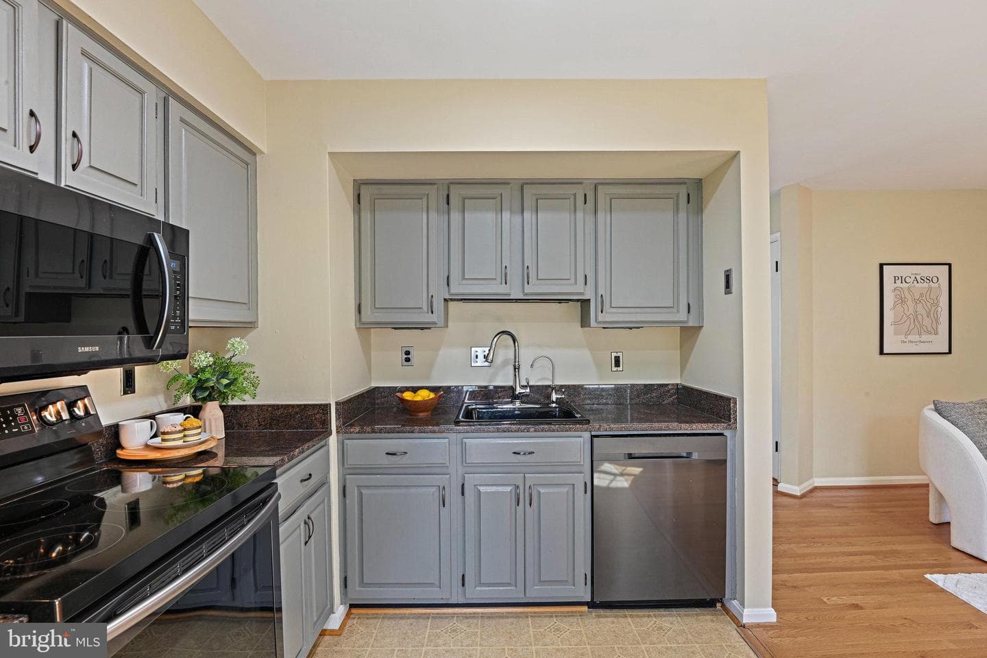 1205 Bond Street photo 9