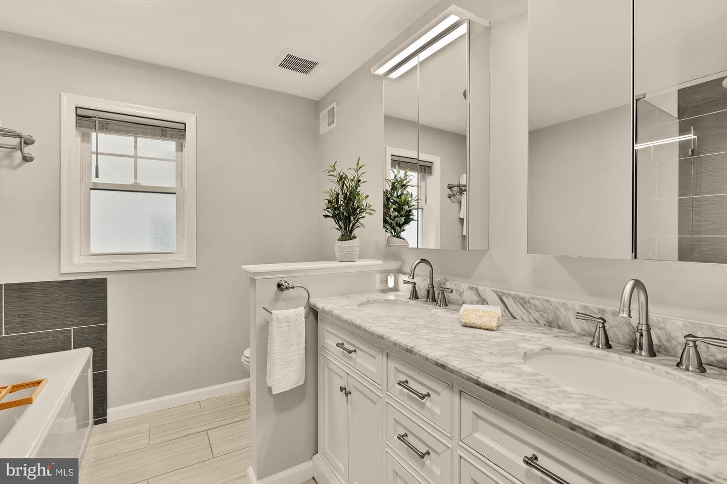 3124 Chepstow Lane photo 32