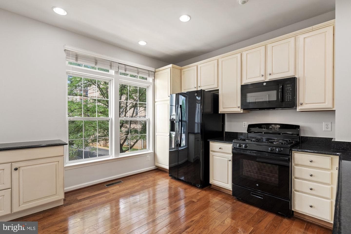 2706 Manhattan Place photo 11