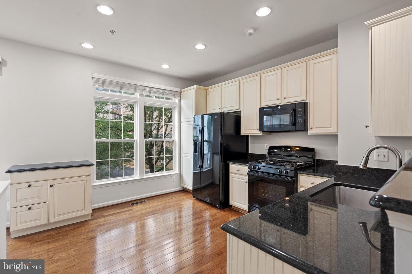 2706 Manhattan Place photo 12
