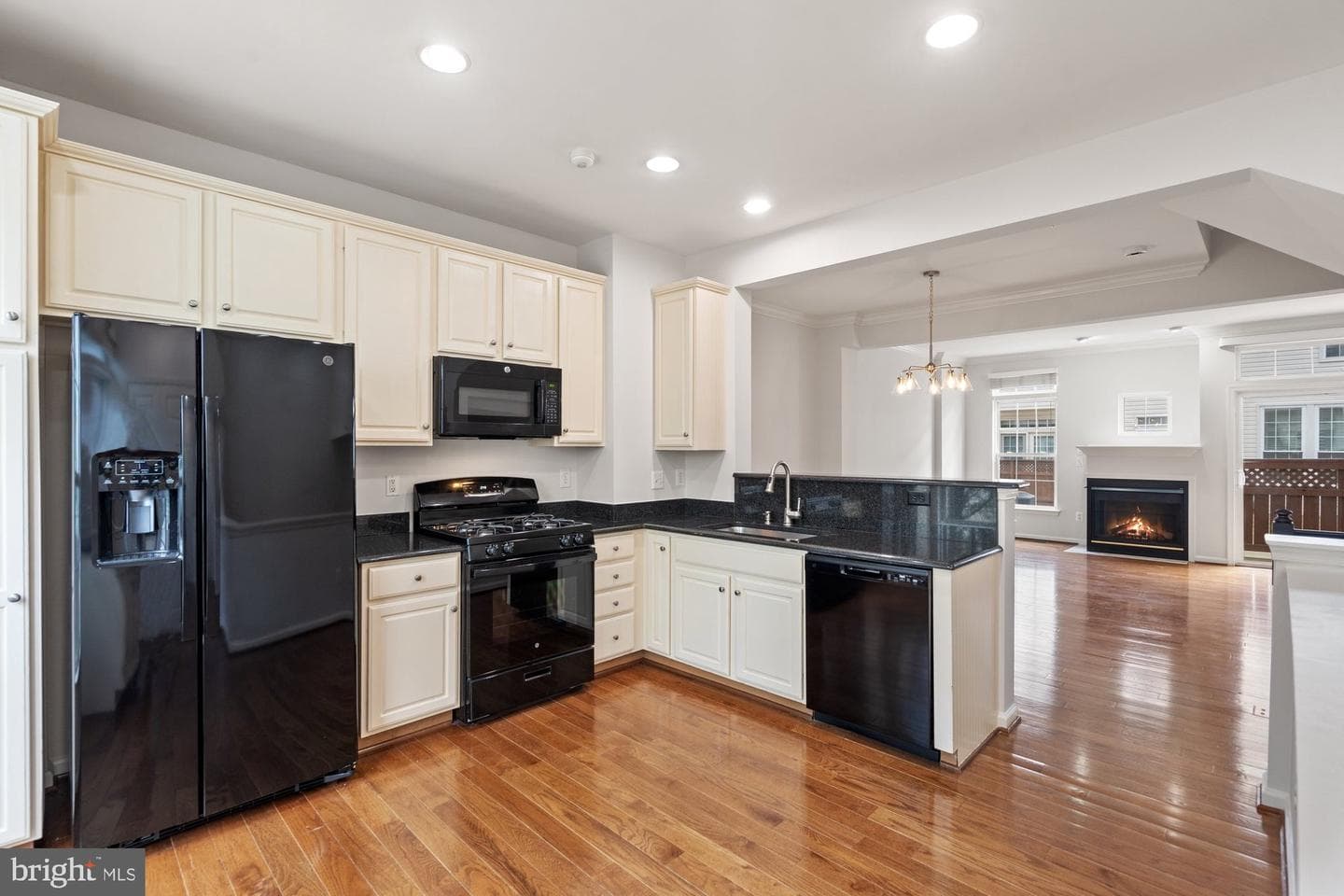 2706 Manhattan Place photo 3