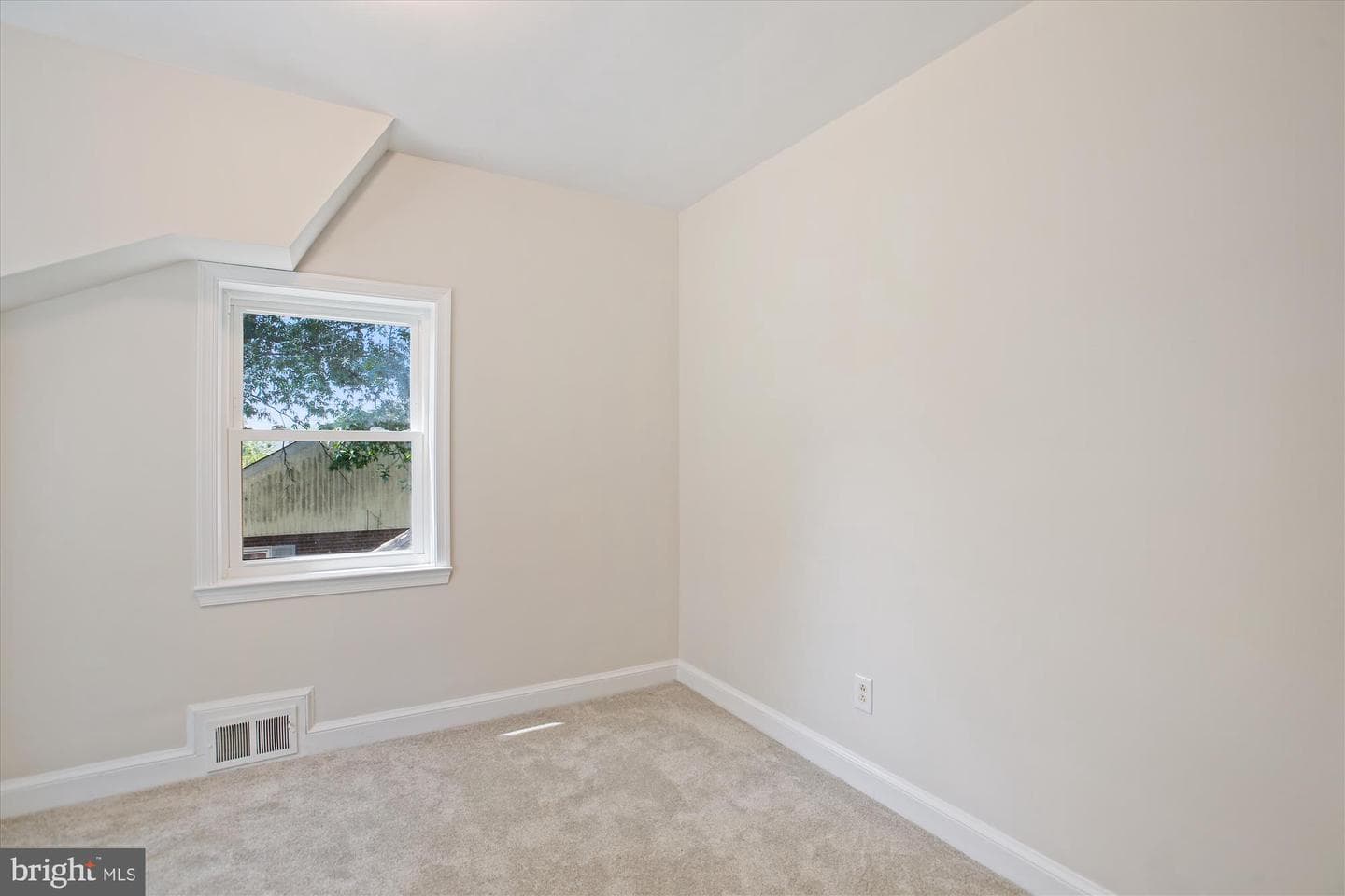 5909 Frederick Street photo 33