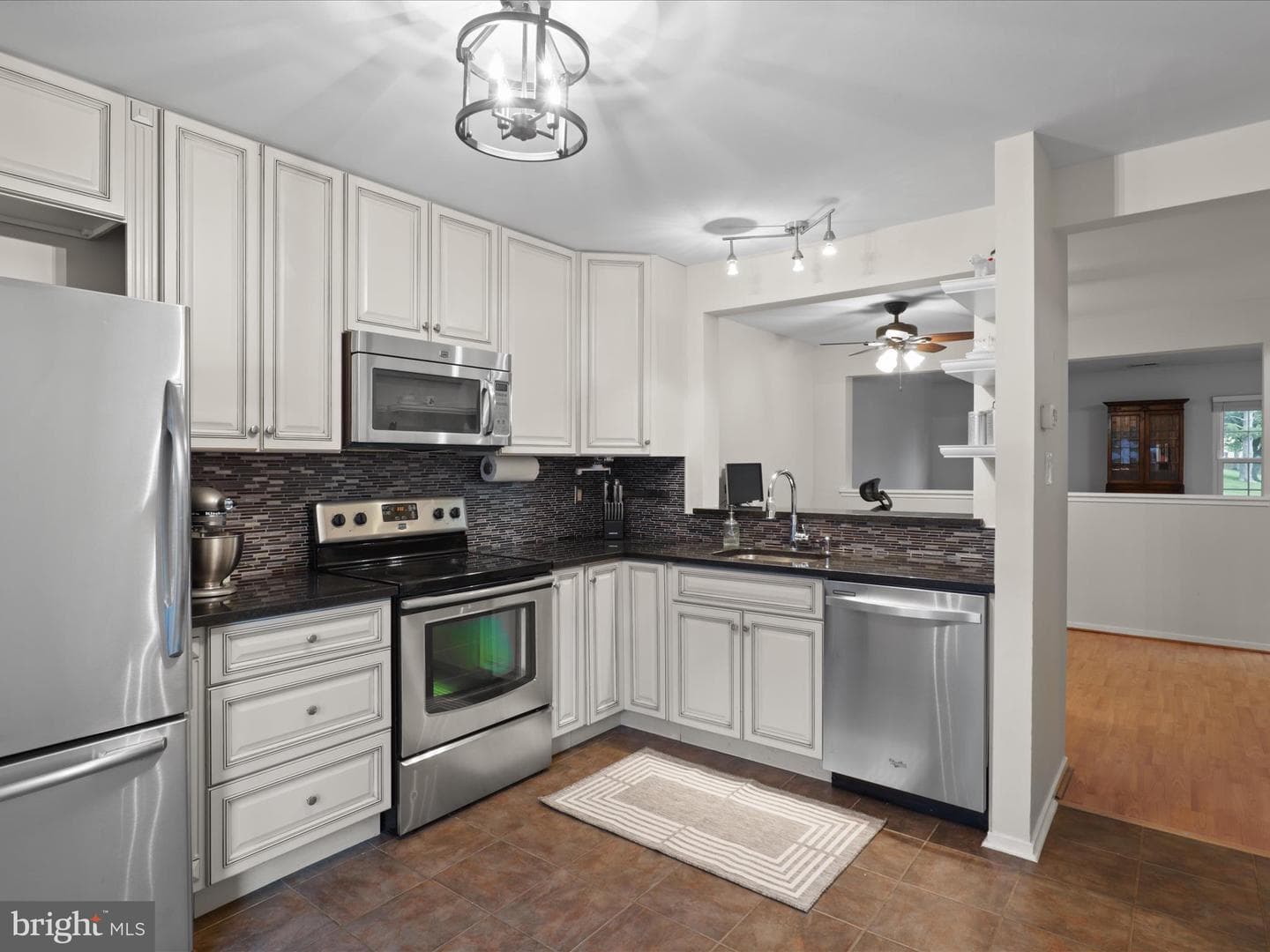 8694 Venoy Court photo 15