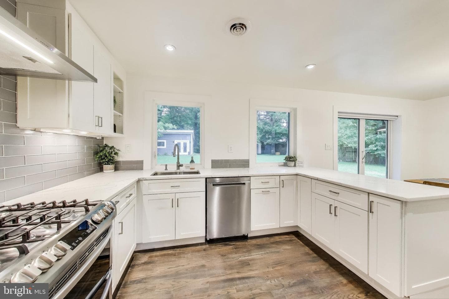 4422 Neptune Drive photo 2